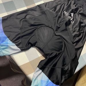 Riding bib with but gel